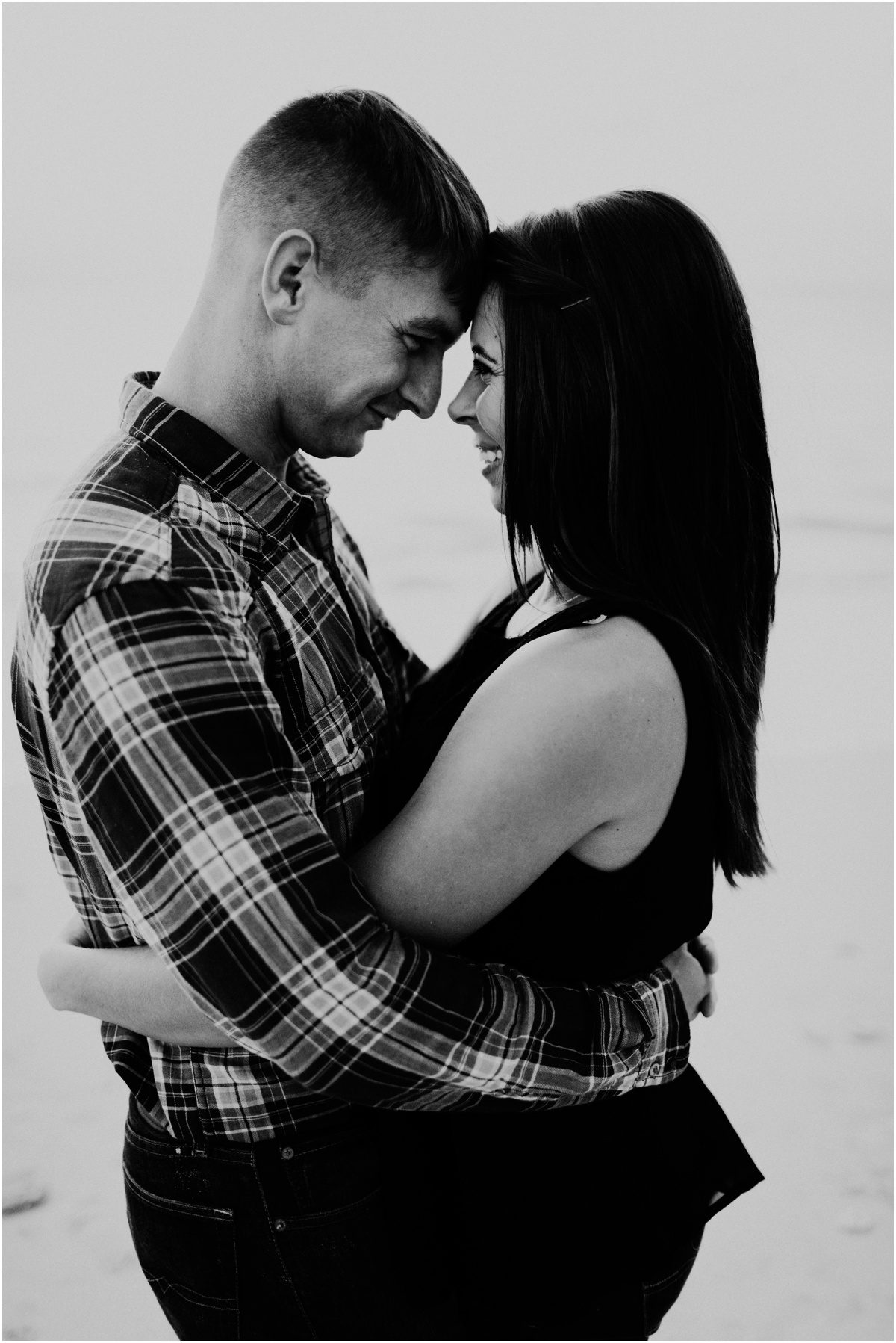 romantic couples photography on the beach
