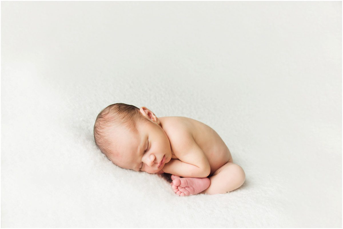 Newborn Photographer Okinawa womb pose