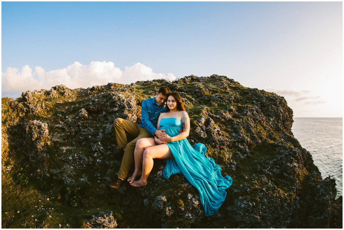 natural-light-beach-maternity couple on a rock