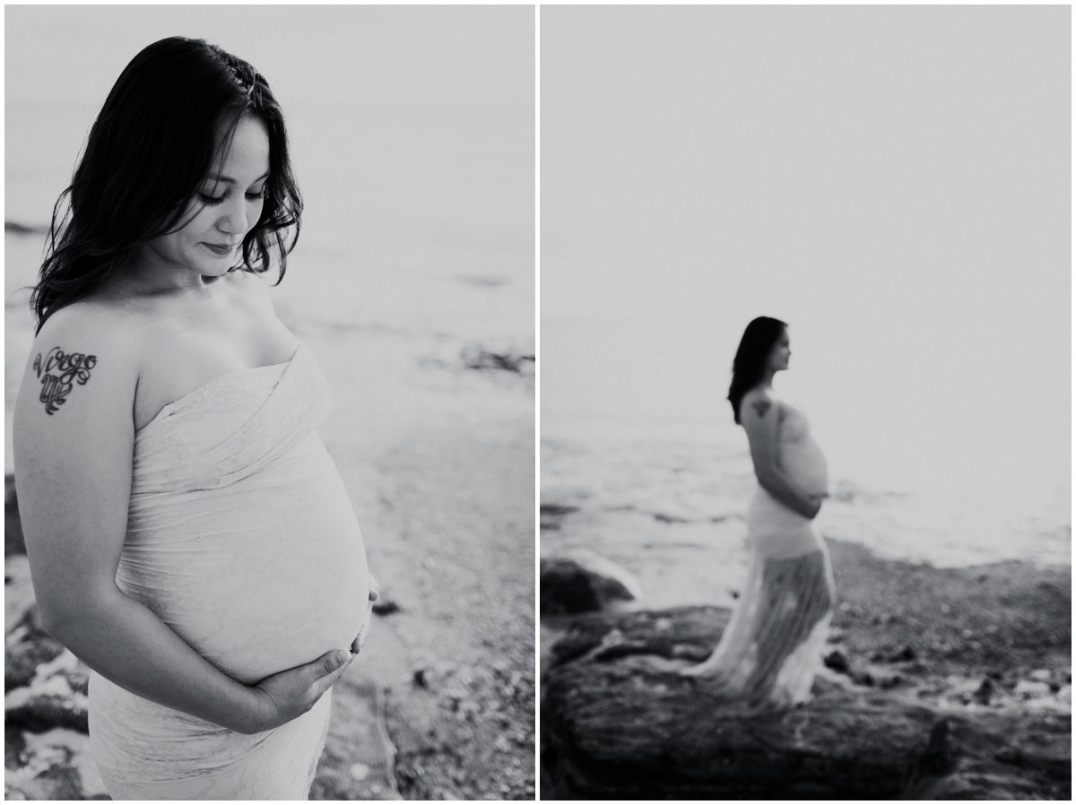 natural-light-beach-maternity black and white belly