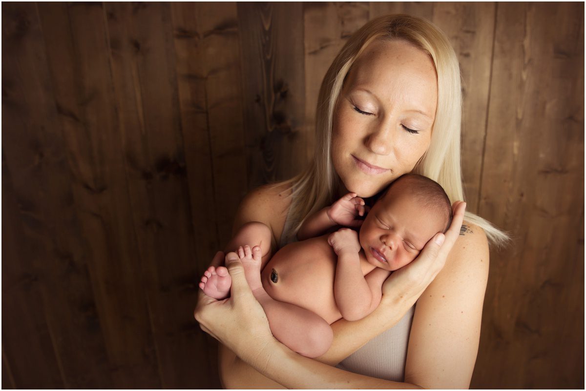 mother portrait with newborn orange-studio-newborn-photographer
