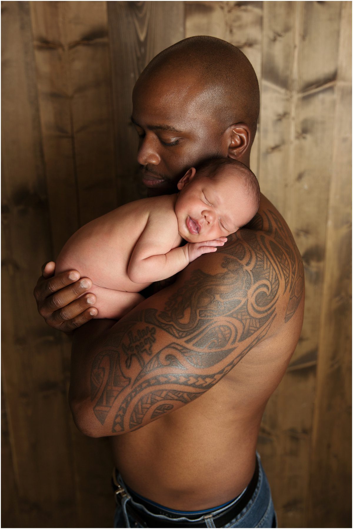 orange-studio-newborn-photographer baby and daddy